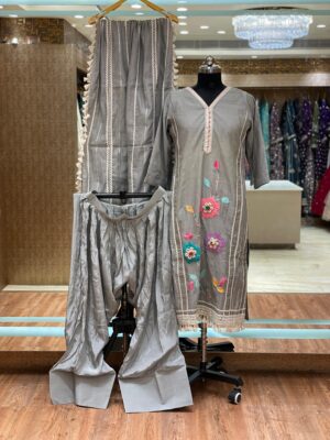 WhatsApp Image 2025-11-03 at 6.26.25 PM (1) Farshi Shalwar